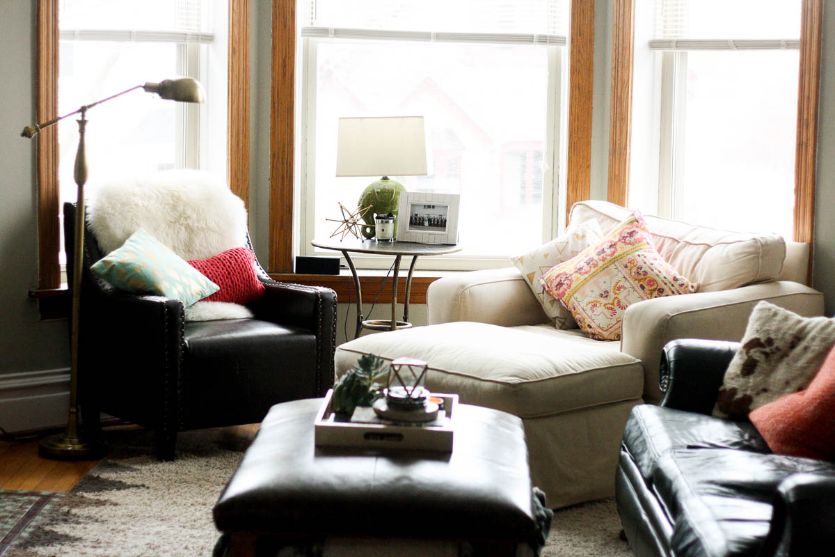 Colorful living room decor_Isnt That charming_Top lifestyle blogs in US-15