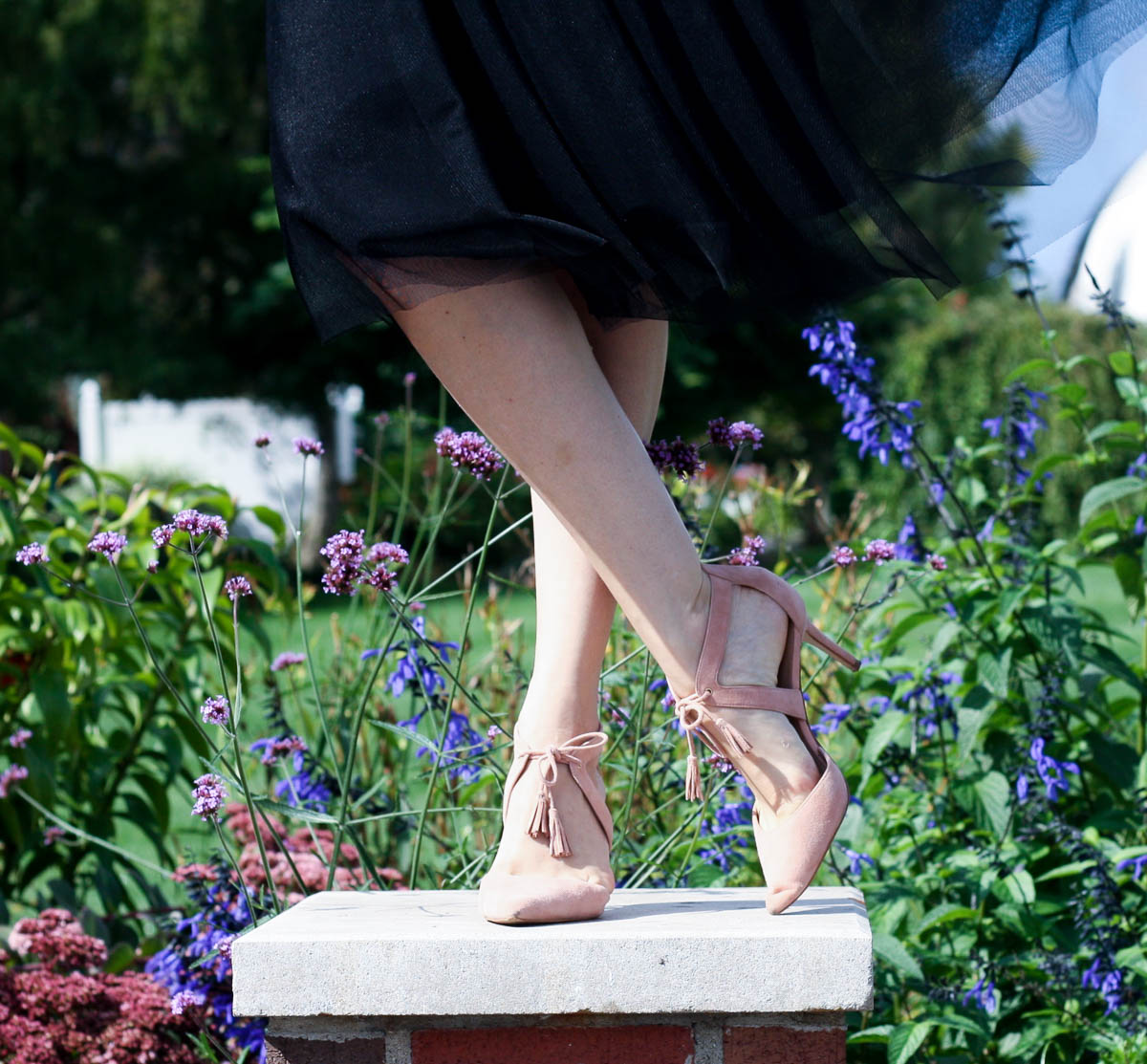 black-tutu-skirt_top-fashion-bloggers-in-chicago_isnt-that-charming-12