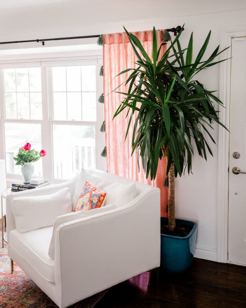 White chairs, bohemian interior decor