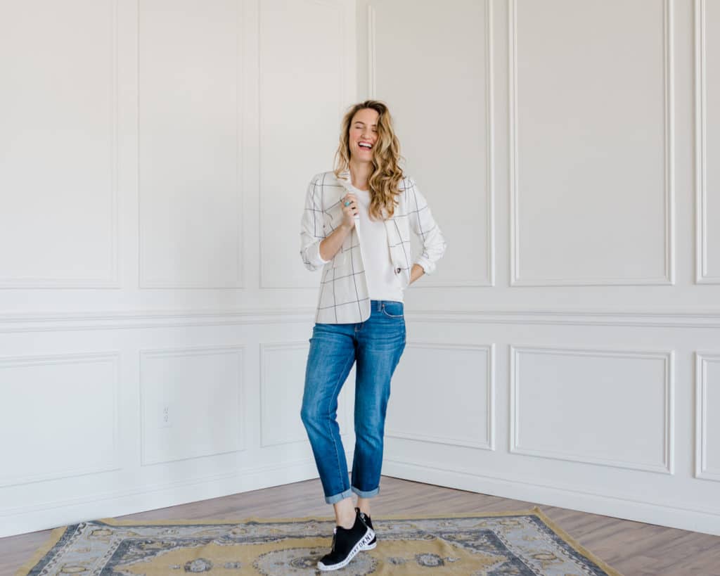 Blazer and boyfriend jeans, how to style a blazer, Plaid blazer, Sneakers with boyfriend jeans