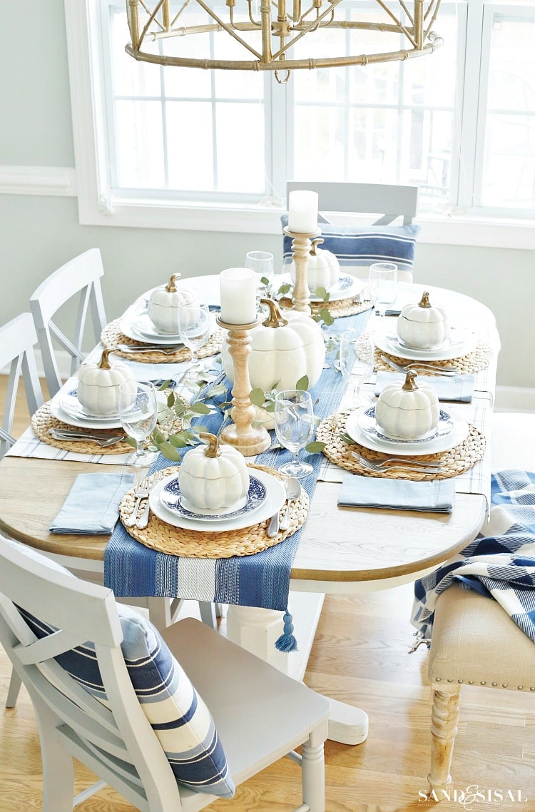 Blue and white table settings Blue and white table settings