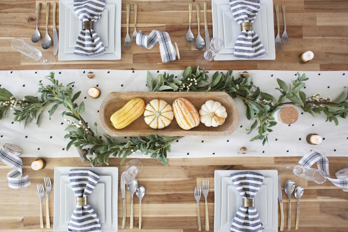 minimal table decor White, black and blue minimal table decor | Gorgeous Thanksgiving Table Settings